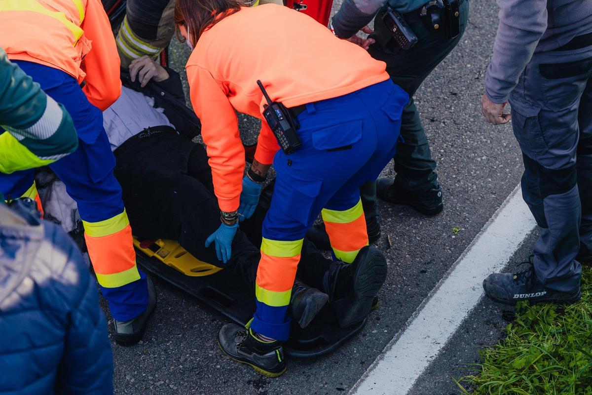 Accidente en Gondomar: el conductor volcó tras chocar contra una roca y tuvo que ser excarcelado