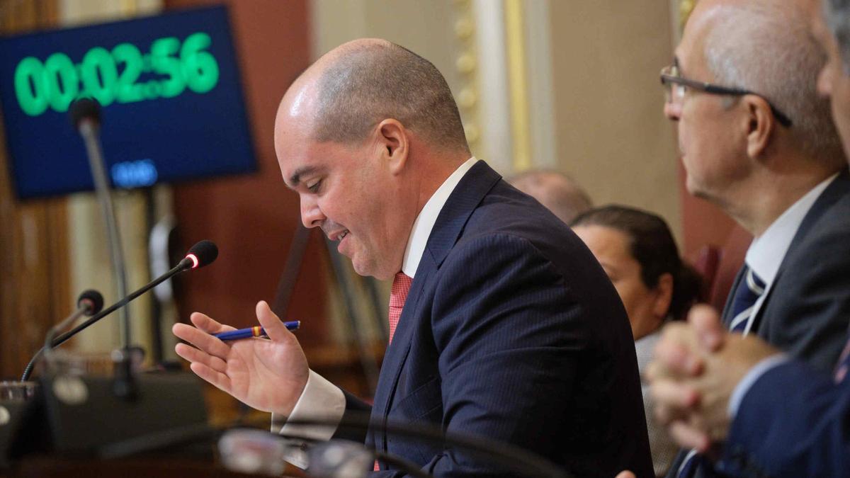 Alejandro Gómez, portavoz de Vox, en un pleno de Santa Cruz.