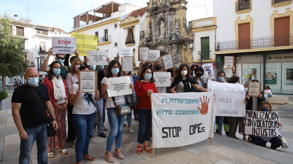 Protestas de interinos hoy a las puertas del Ayuntamiento de Córdoba.