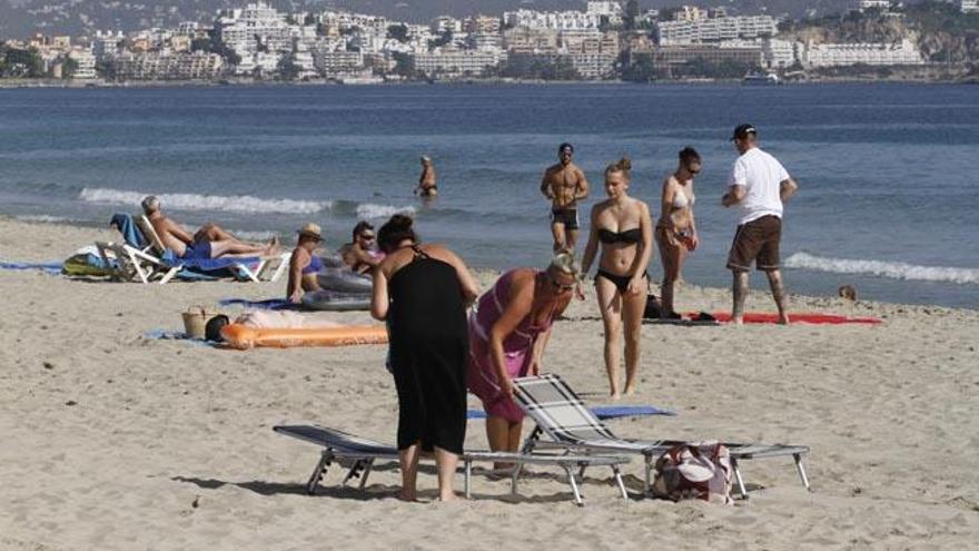 Turistas en Platja d´en Bossa en octubre.