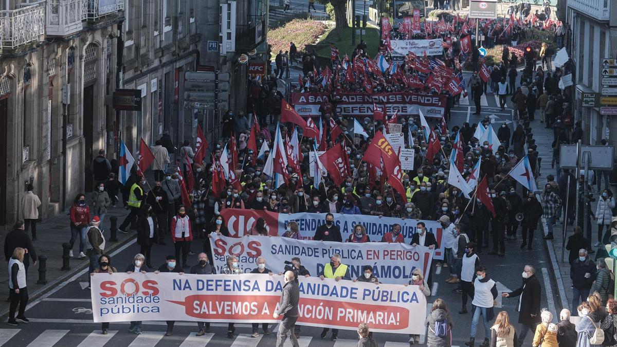 Varias personas con pancartas en defensa de la sanidad pública gallega, durante una manifestación convocada para demandar &quot;más recursos&quot; para Atención Primaria, a 14 de noviembre de 2021, en Santiago de Compostela