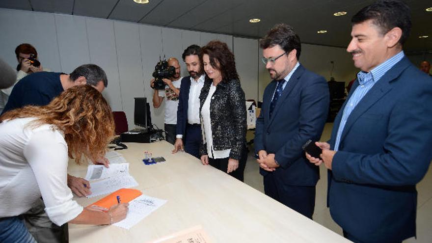 Momento en el que Matilde Asián (centro) presenta la candidatura del PP al Congreso ante la Junta Electoral Provincial.