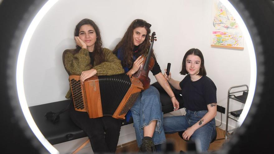 Sabela Caamaño, Antía Ameixeiras e Carlota Cobas, no estudo da última, Variegata Studio. | // CARLOS PARDELLAS