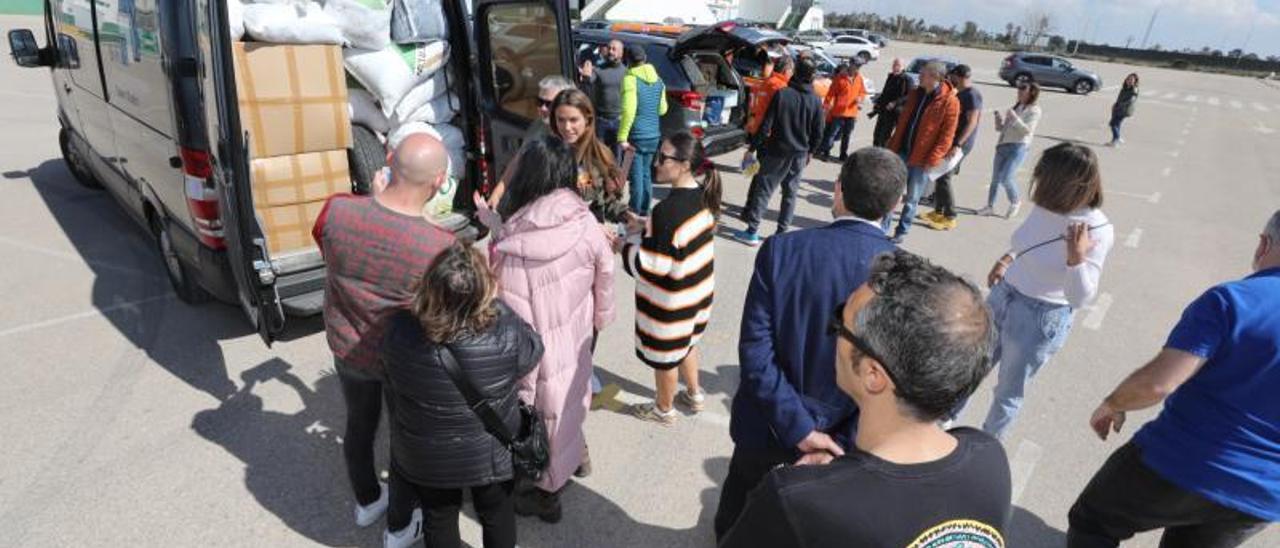 Algunos de los  voluntarios cargan en furgonetas junto al Martínez Valero el material que se va a destinar a Ucrania con esta acción humanitaria, ayer.   | ANTONIO AMORÓS