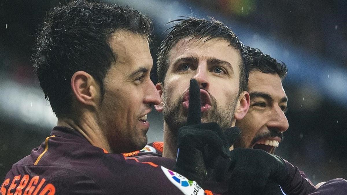 Piqué, entre Busquets y Suárez, manda callar al público de Cornellà-El Prat.