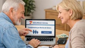 Pareja navegando en la Seguridad Social