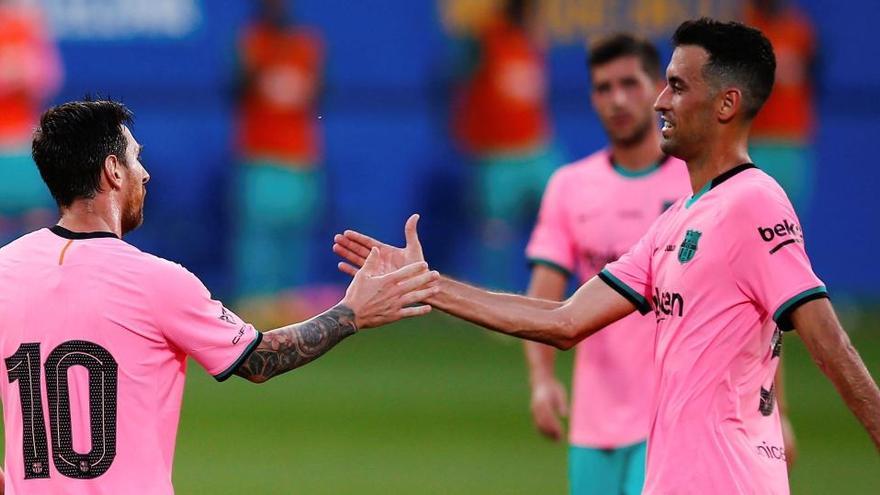 Messi i Busquets es donen la mà