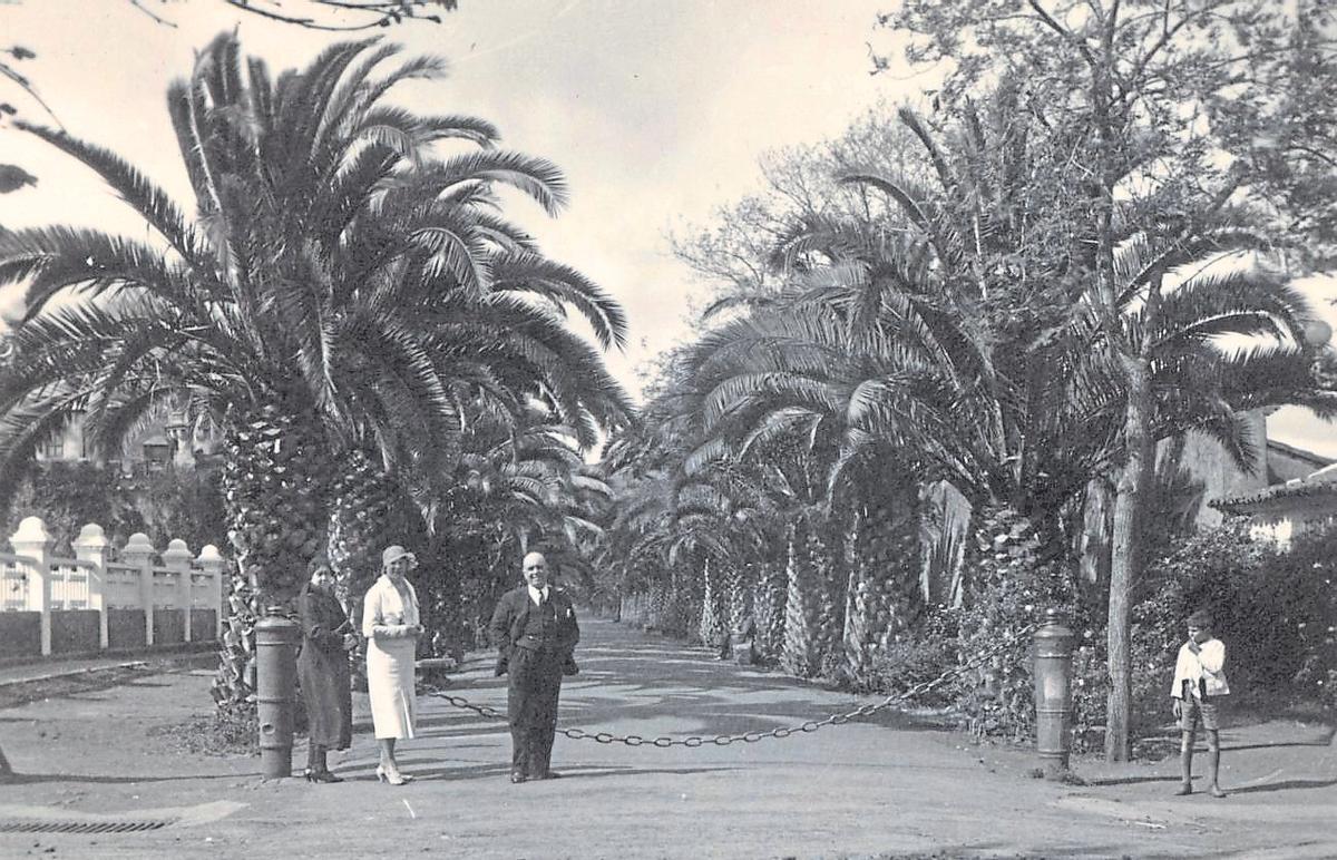 Una foto de Walter Oscar Jablonovsky datada en 1936, de un paseo por el camino largo de La Laguna (colección José A. Pérez Cruz).