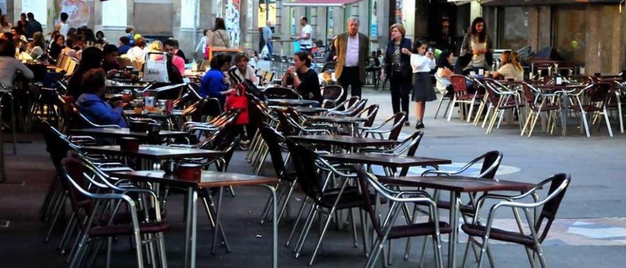 Terraza de un establecimiento de hostelería en la calle Baldosa de Vilagarcía. // Iñaki Abella