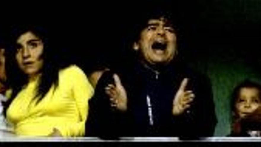 Diego Armando Maradona disfruta como un hincha más en la victoria de Boca Juniors