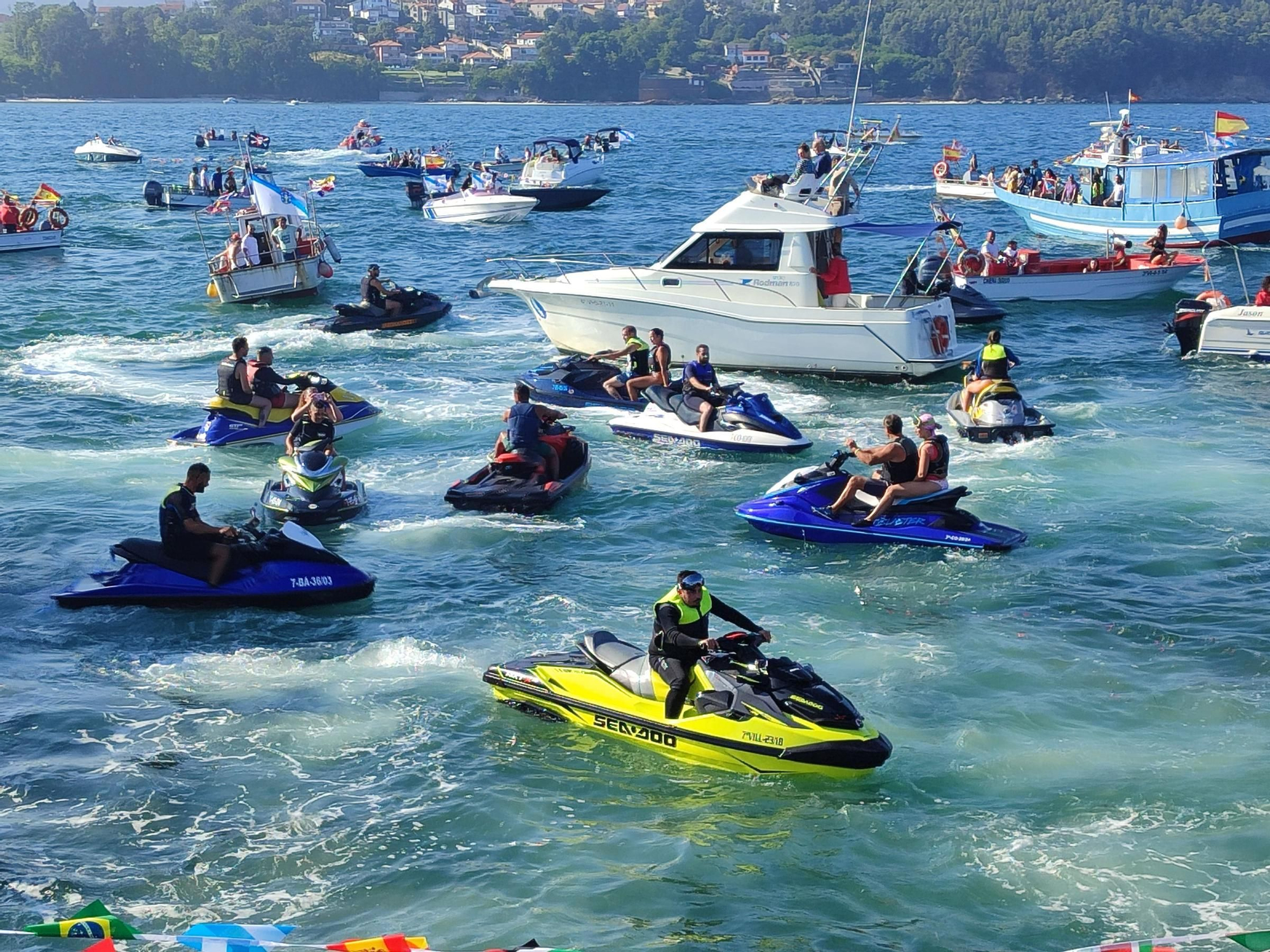 Cangas se hace a la mar por su Virgen del Carmen