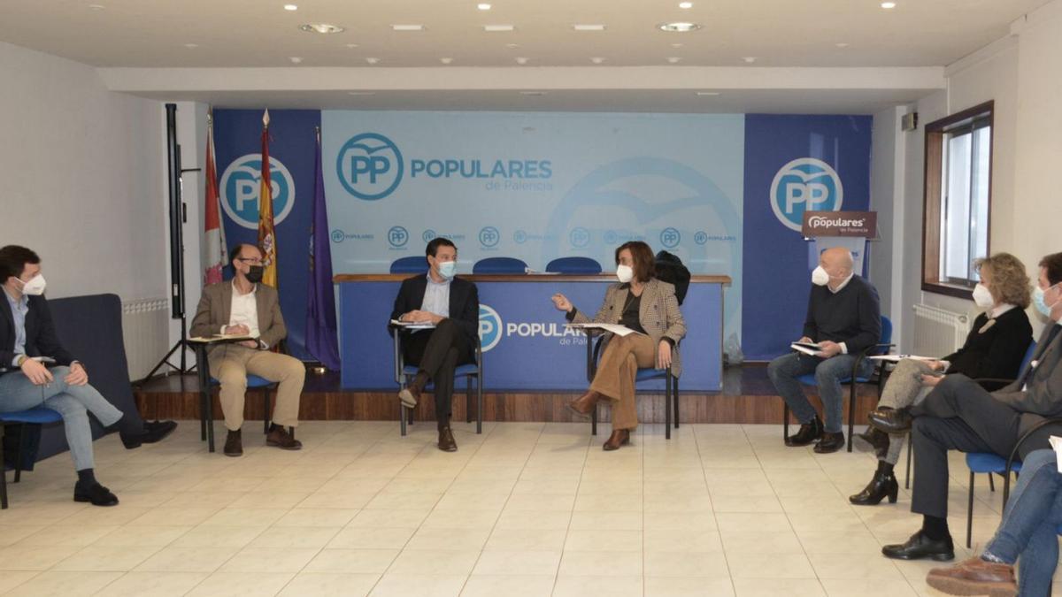 El director de campaña del PP de Castilla y León, junto a otros líderes populares provinciales, ayer. | Efe