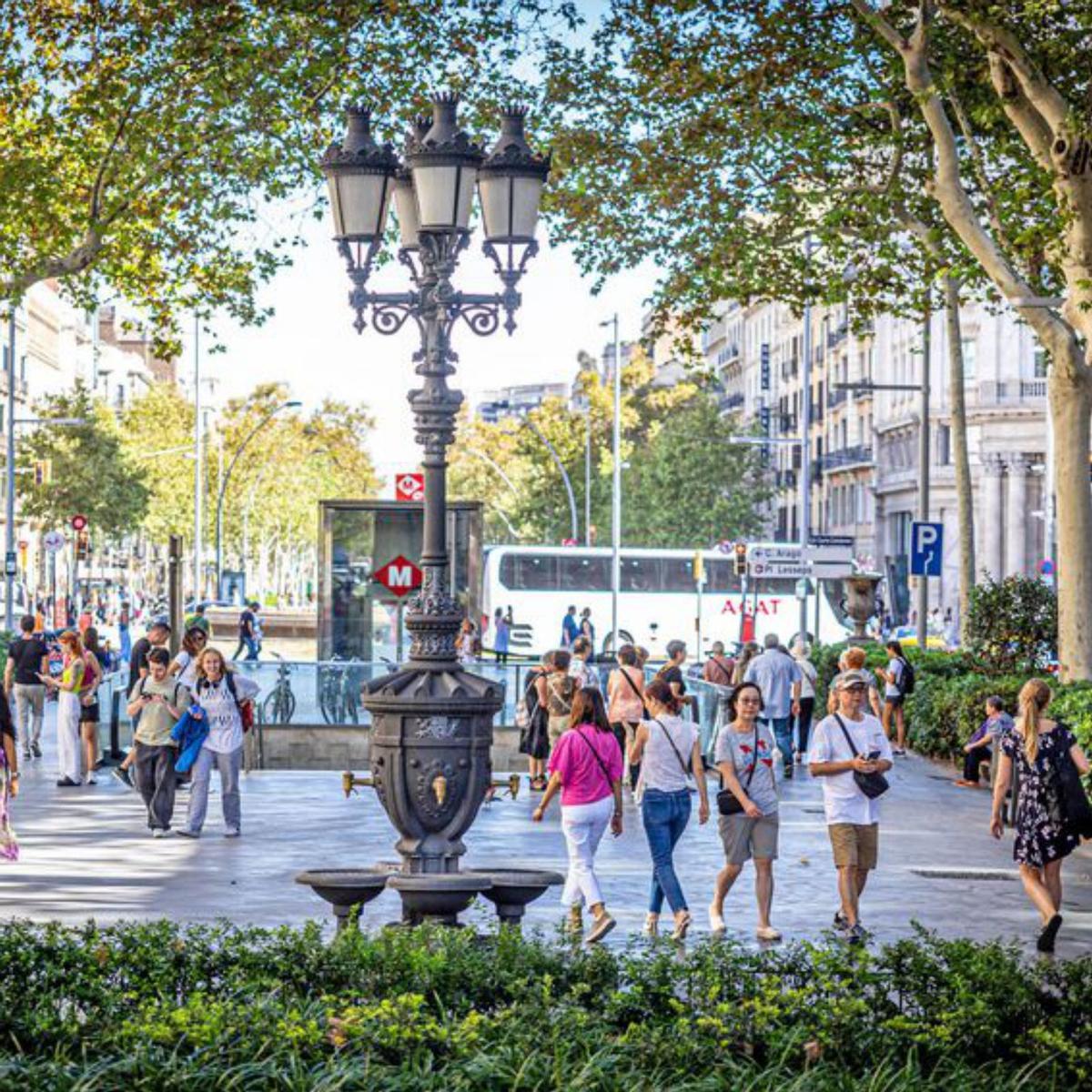 Peatones por el paseo de Gràcia de Barcelona
