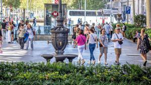 Més gent caminant i menys en cotxe