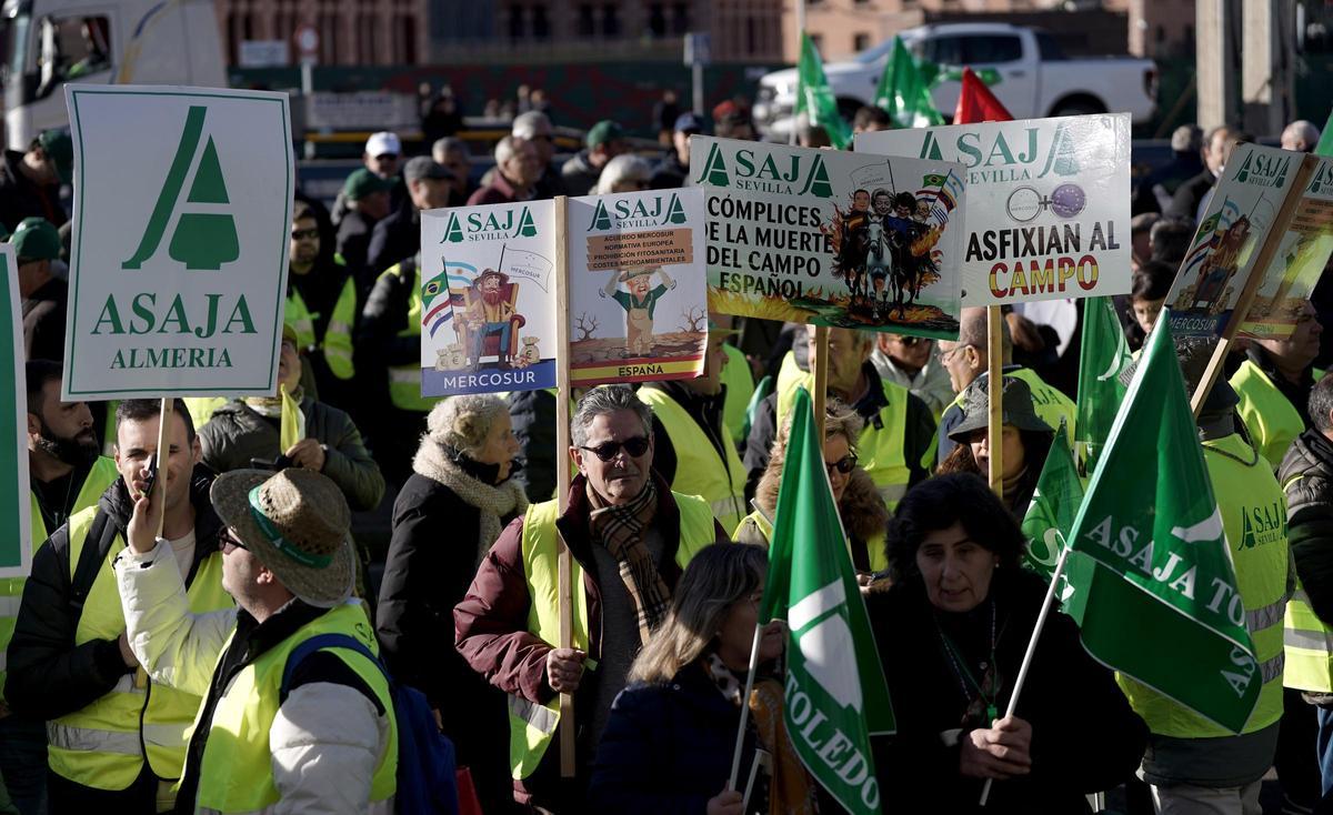 Protesta de agricultores y ganaderos ante el Ministerio de Agricultura, en Atocha, contra el acuerdo de libre comercio de Europa y Mercosur.