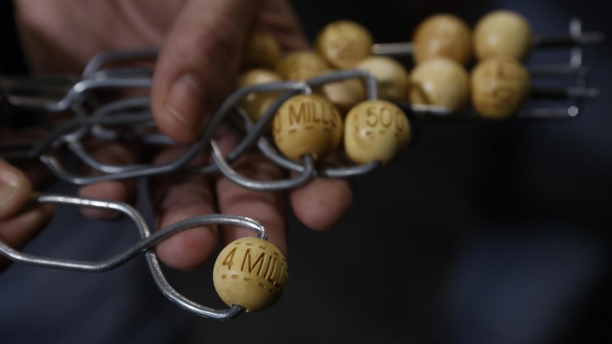 Las bolas con la cifra de euros que tocan al número del premio Gordo.