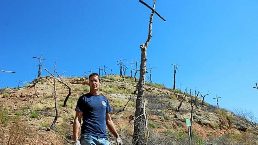 L&#039;artista i bomber guardiolenc Marc Sellarès al bosc de les creus