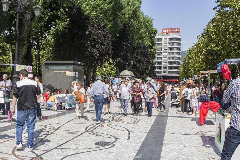 Mercadillo de escolares en el Paseo de Los Álamos