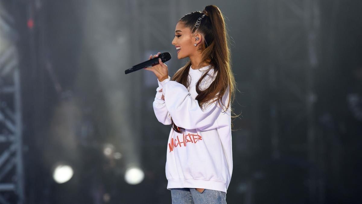 La cantante estadounidense Ariana Grande durante el concierto benéfico 'One Love' en Manchester en honor a las víctimas del atentado terrorista del 22 de mayo.