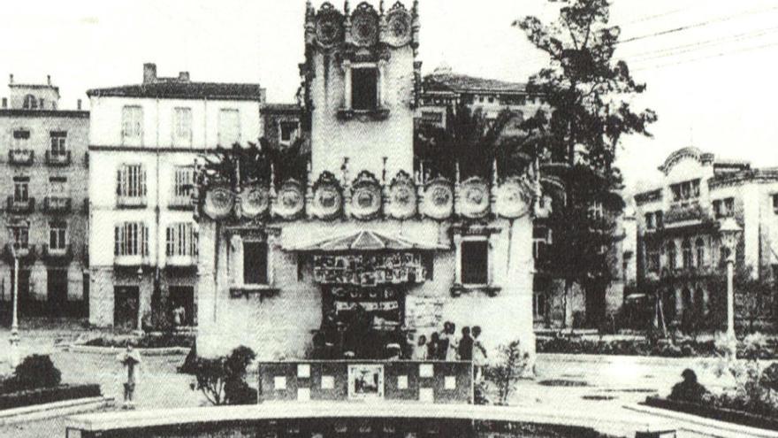 Urinario de la plaza del Rey con funciones de transformador eléctrico y kiosco.