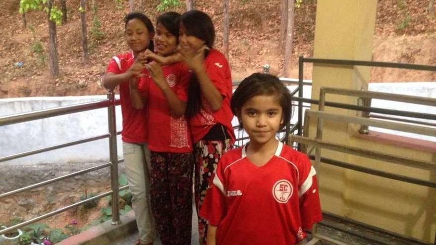 Niñas de la casa de acogida en Hetauda (Nepal) con sus camisetas del club 5 Coruña Fútbol Sala.