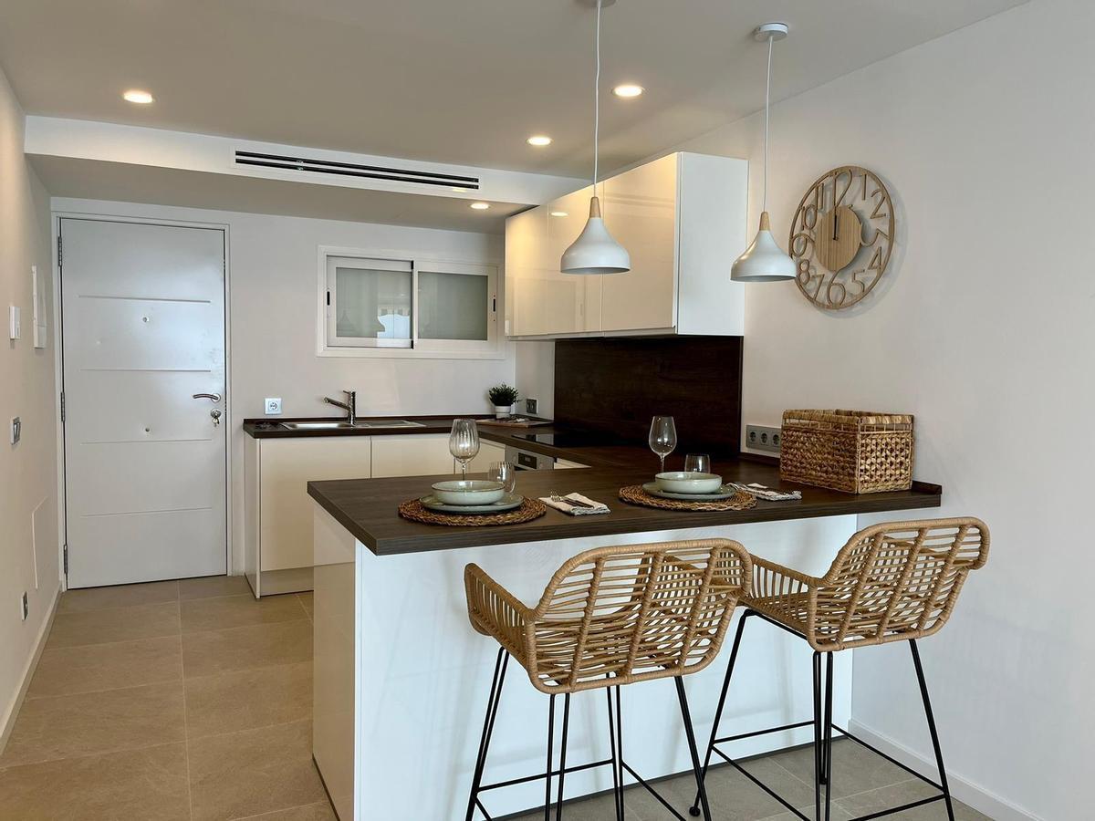 Cocina y office de la vivienda de Port Adriano