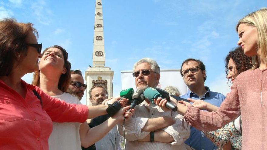 Alfonso Miranda y Alejandro Villén atienden a los medios de comunicación en la plaza de la Merced.