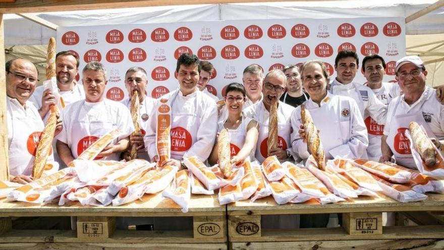 Maestros panaderos regalan 15.000 barras para reivindicar el pan de calidad