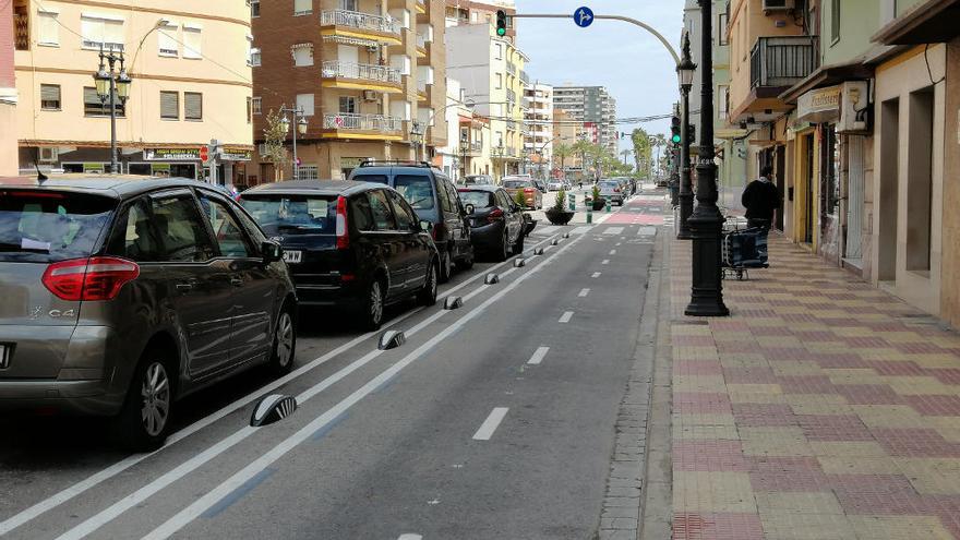 Coches aparcados en una calle de Cullera