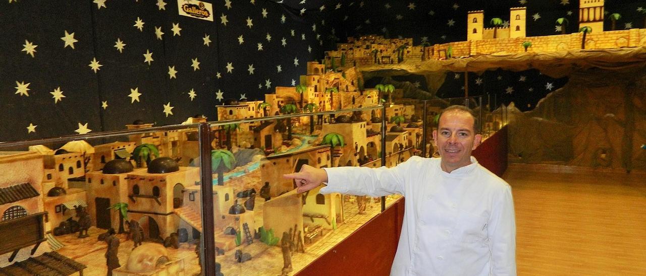 Jorge Garrido, maestro pastelero, muestra el Belén de Chocolate.