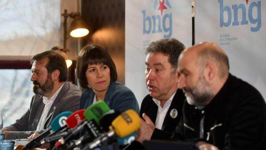 Luis Bará, Ana Pontón, Miguel Anxo Fernández Lores y Néstor Rego, ayer en el Cafetín. // Gustavo Santos