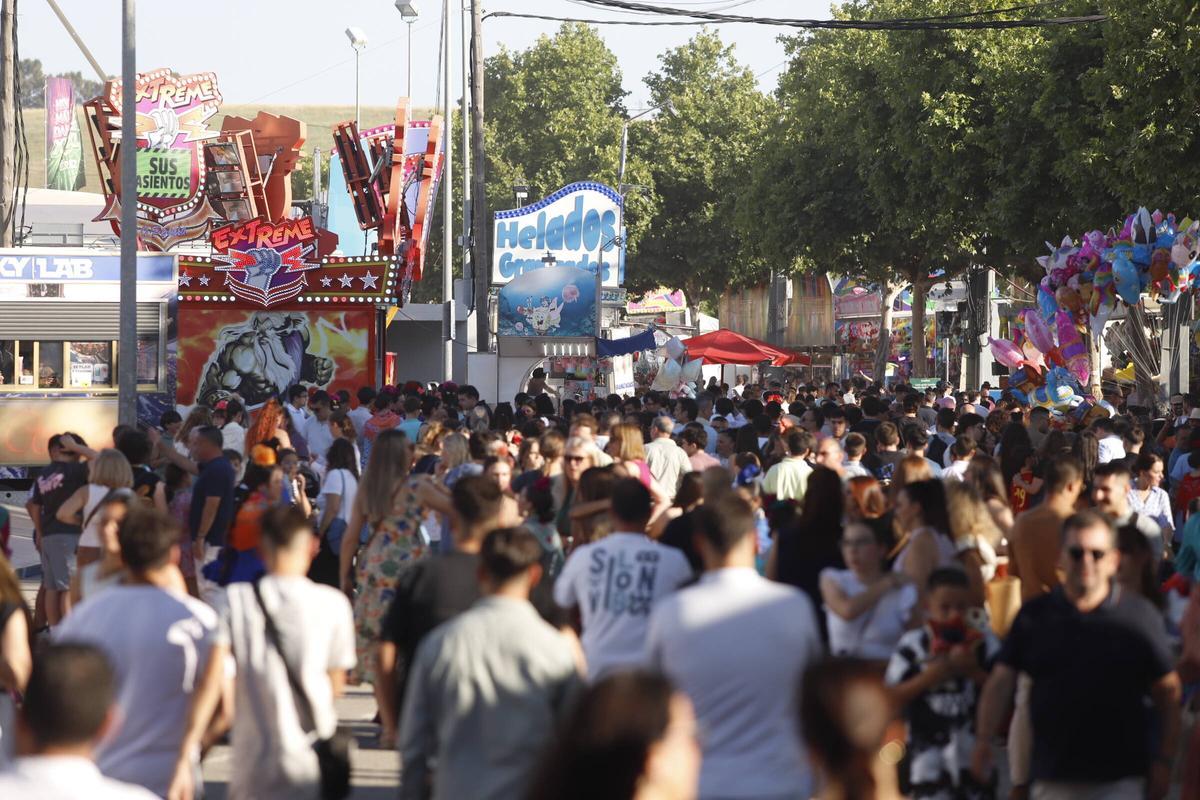 Público en las atracciones de la Feria de Córdoba este miércoles por la tarde.