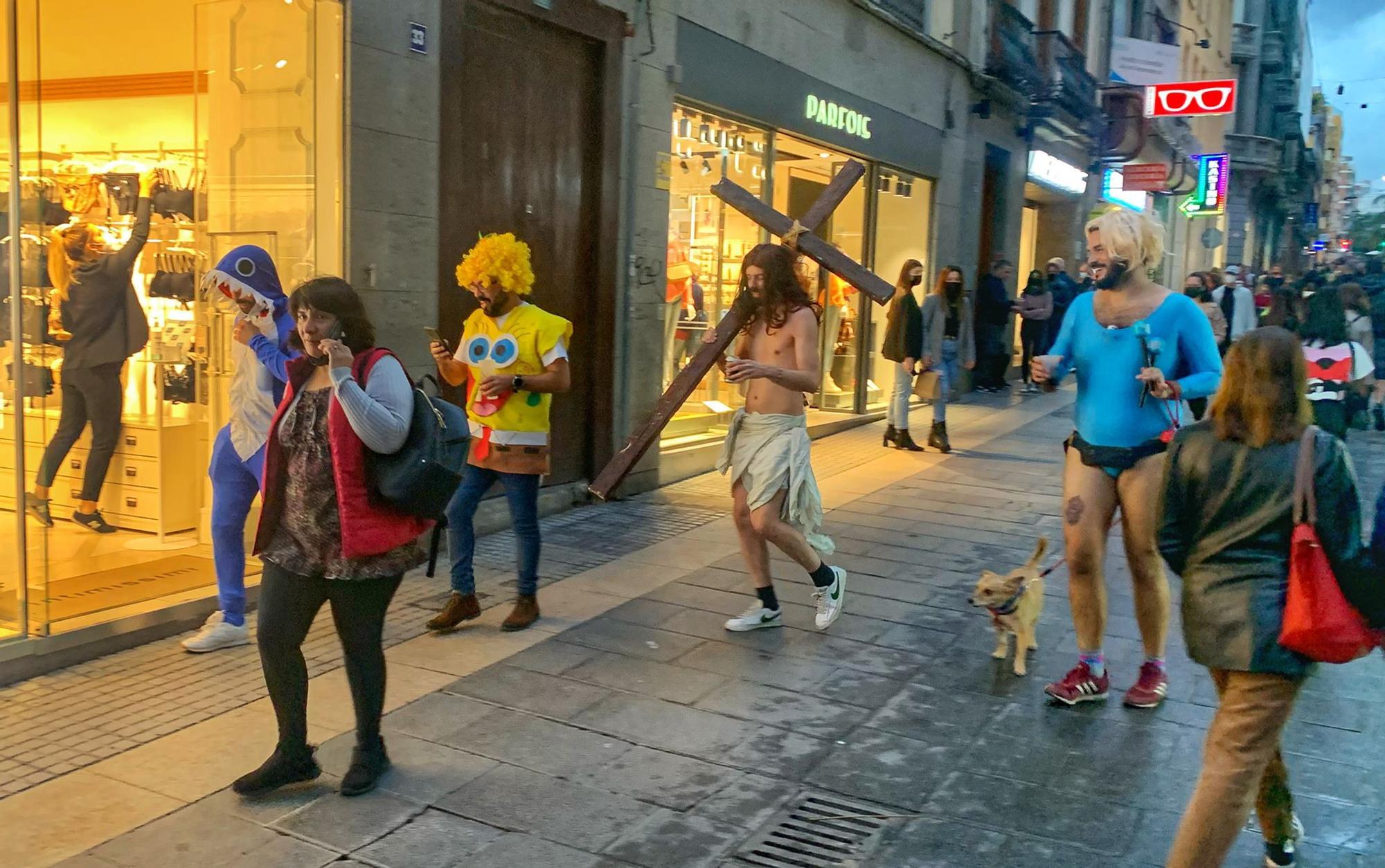 Chicharreros disfrazados en la calle aún sin Carnaval