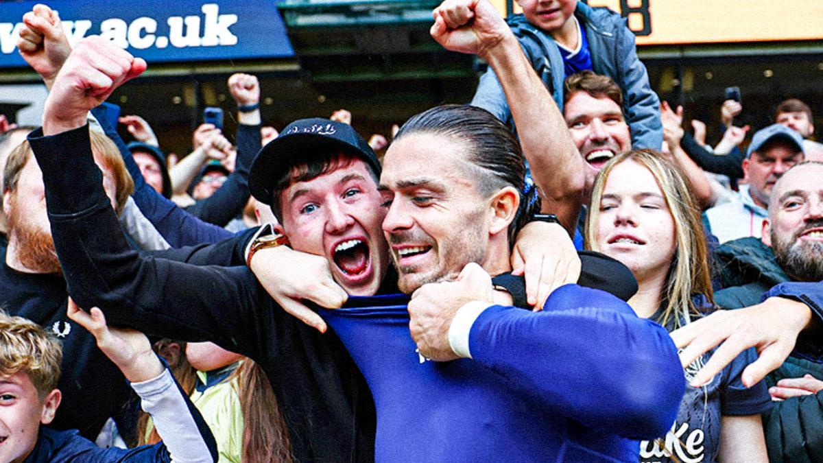 Jack Grealish, abrazado por aficionados del Everton