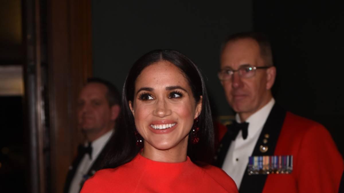 Meghan Markle, con un vestido rojo, en 2020