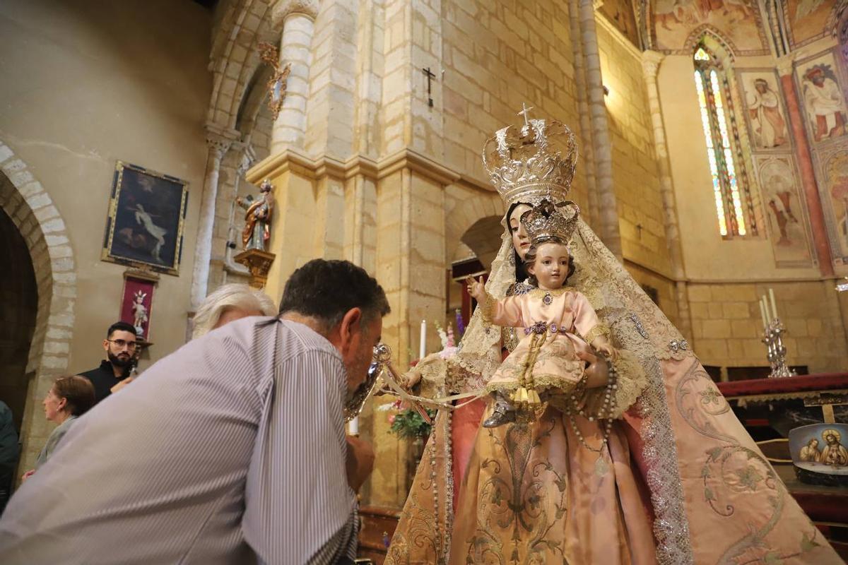 Besamanos de la Virgen de los Remedios.