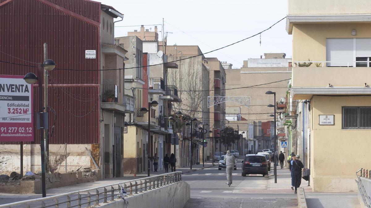 Una de las calles del barrio del Raval de Algemesí, en una imagen de archivo.