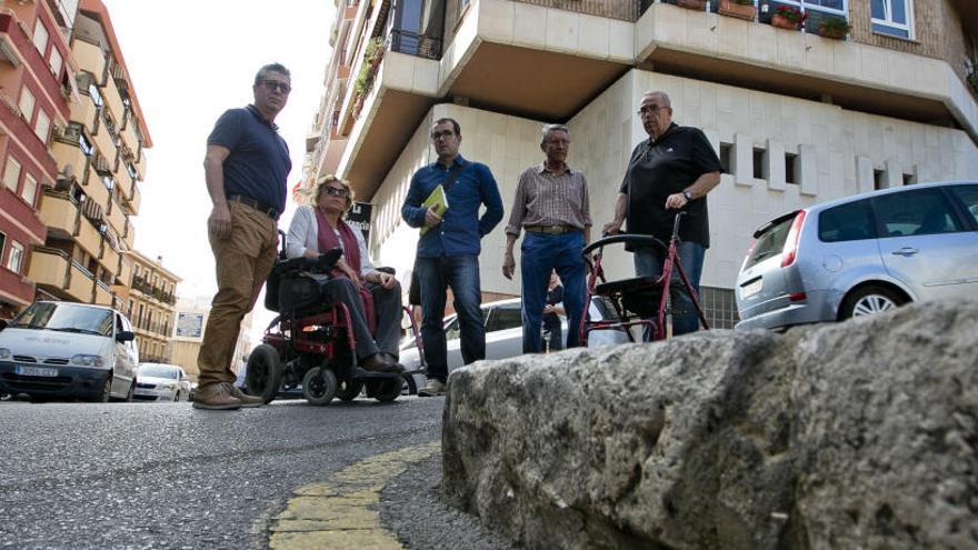 El concejal de Movilidad, junto a miembros de Alicante Accesible.