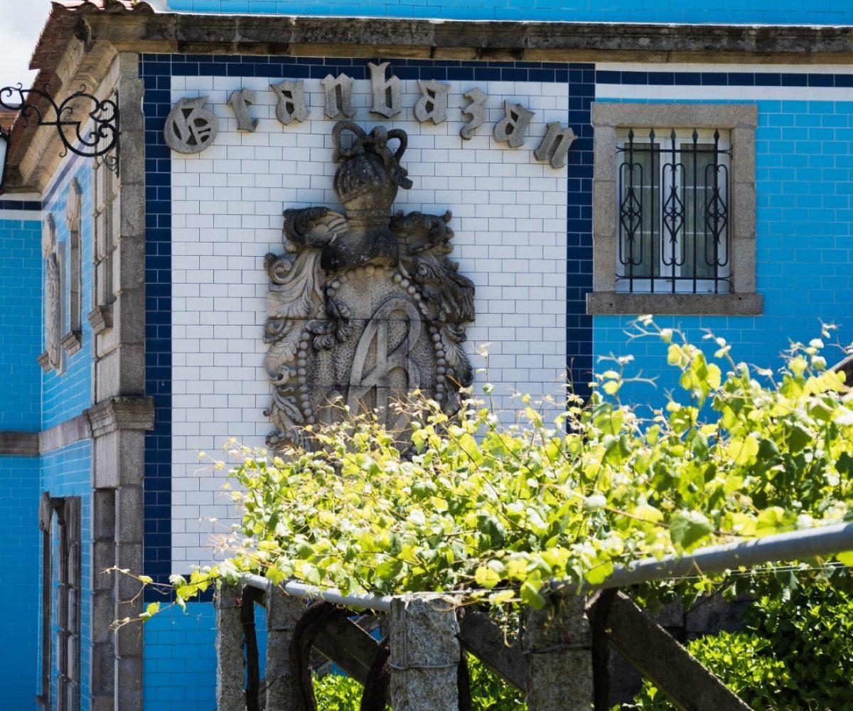 El característico escudo de la bodega.