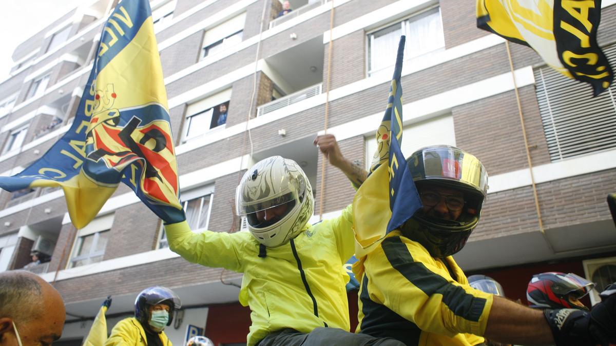 GALERÍA DE FOTOS | Así han recibido al equipo en los aledaños del estadio