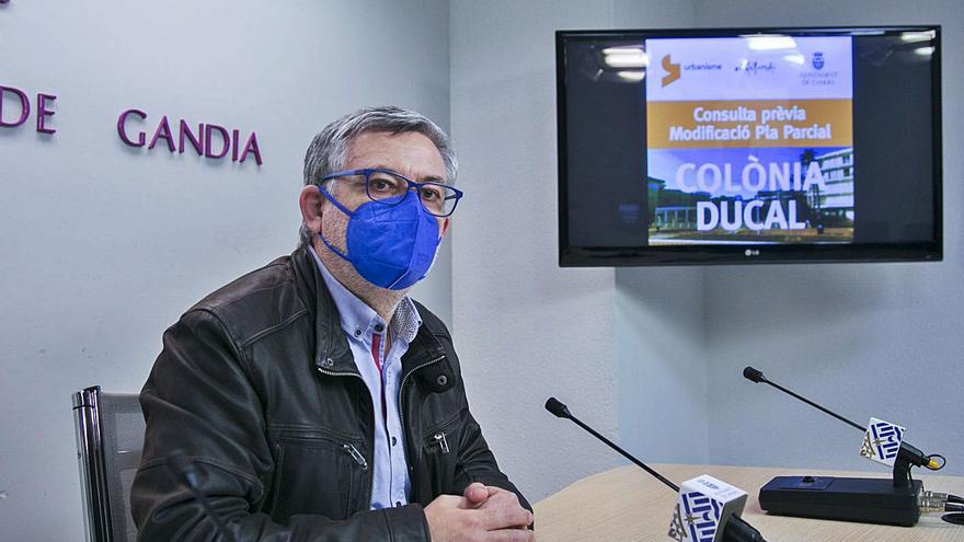 Josep Alandete, ayer al informar sobre las alegaciones al hotel de la Colonia Ducal de la playa. | ÀLEX OLTRA