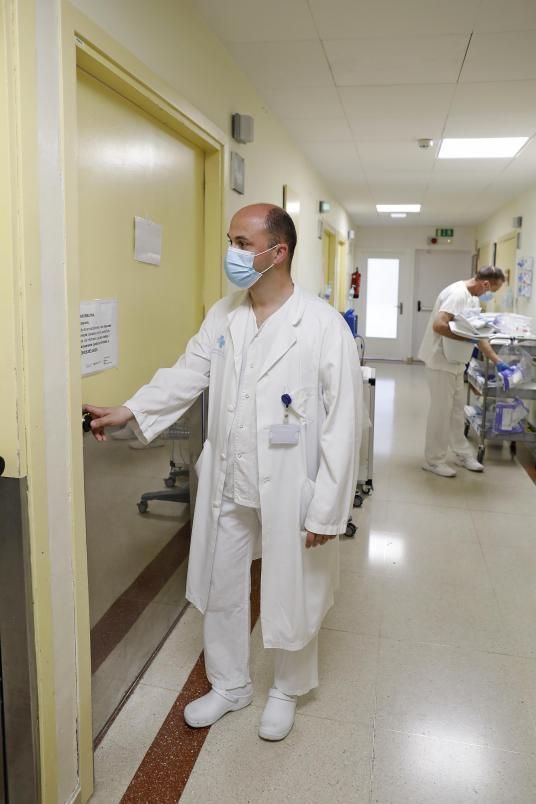 Sebastià Aupí, a punt d’entrar en una habitació de l’hospital Trueta per atendre un pacient