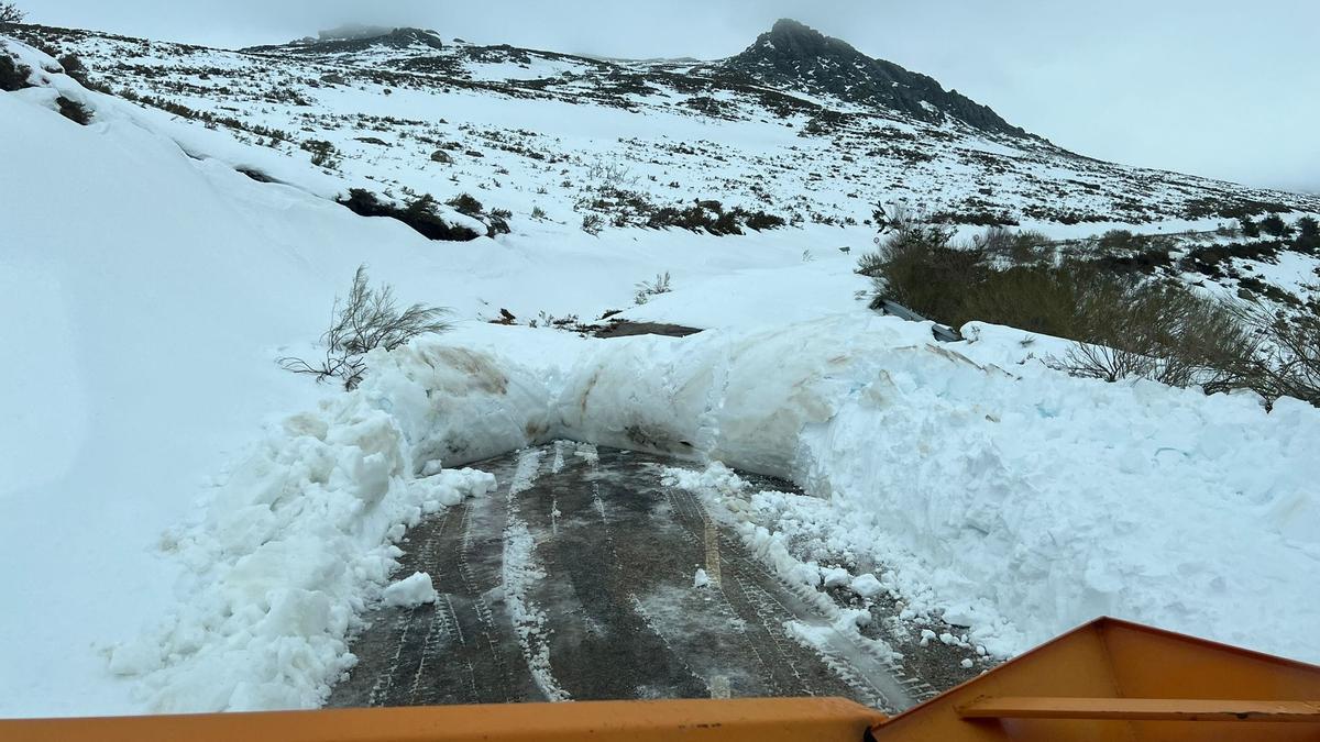 GALERÍA | Nieve en la carretera de acceso al Alto de Vizcodillo