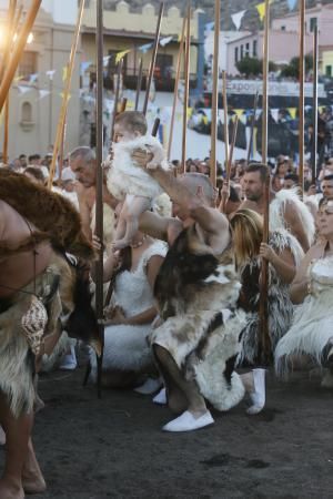 Representación del hallazgo de la Virgen de Candelaria por los guanches 2016