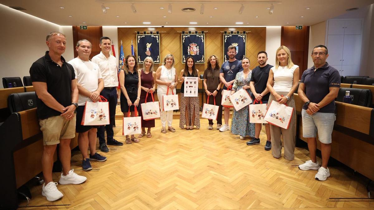 El concejal de Educación, Alejandro Clausell, junto a representantes de todos los centros educativos de infantil y primaria de Burriana y una Inspectora de Educación.
