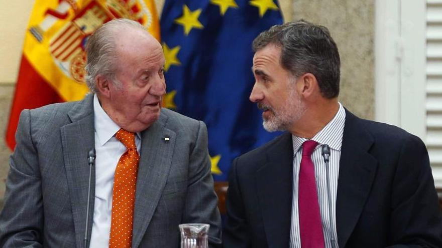 El Rey Juan Carlos, junto a Felipe VI.