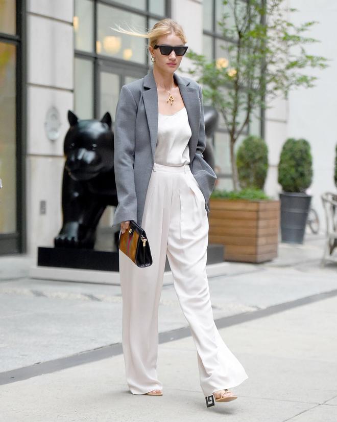 Rosie Huntington-Whiteley con look 'working girl' en Nueva York