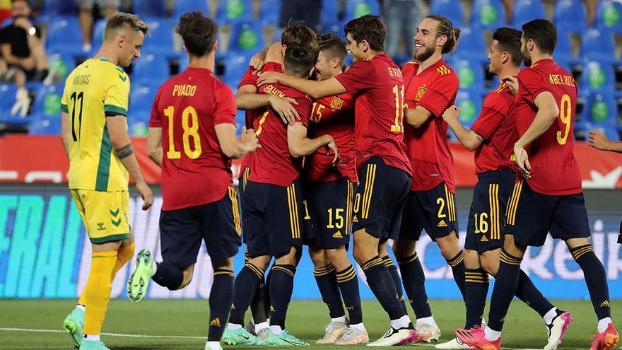 Blanco, con el 16, en la piña de celebración del cuarto gol de España ante Lituania.