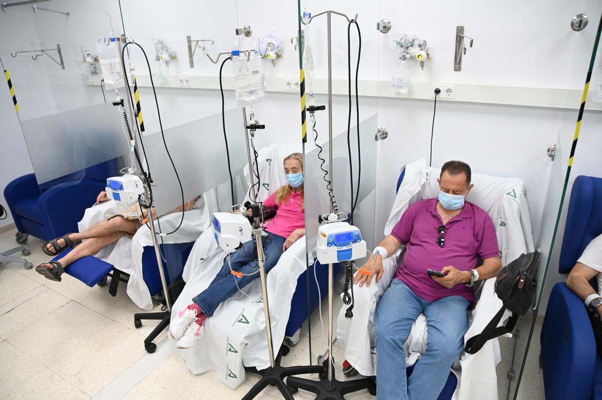 Pacientes recibiendo su tratamiento en el hospital de día de Inmunología del Reina Sofía.