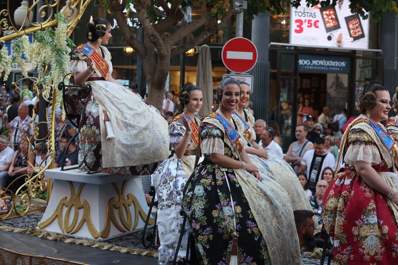 Las Fallas participan del desfile folclórico en la última noche antes de la "llum de les Fogueres"